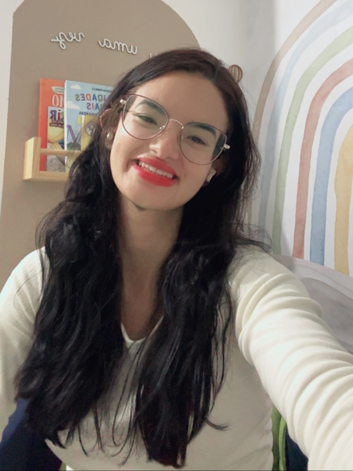 Camila Rosário sorrindo