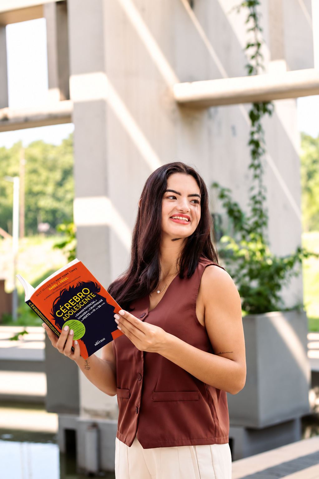 Camila Rosário segurando um livro